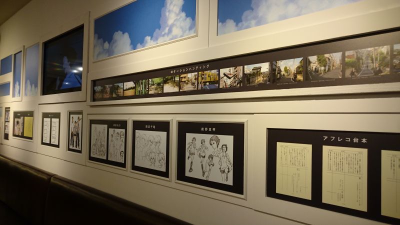 店内通路には、脚本や設定画、ロケハン写真などファンにはたまらない資料がいっぱいだ